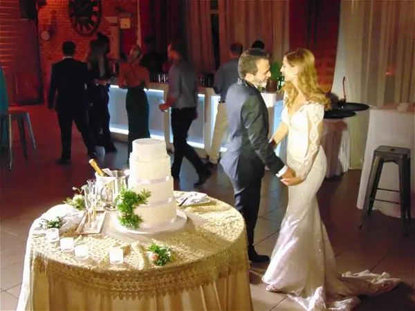 Cutting the wedding cake