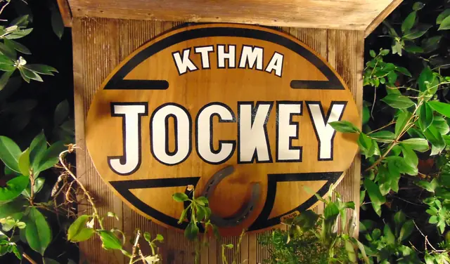 The wooden Ktima Jockey sign