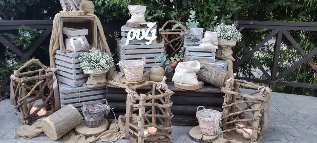 Rustic wishes-table decoration
