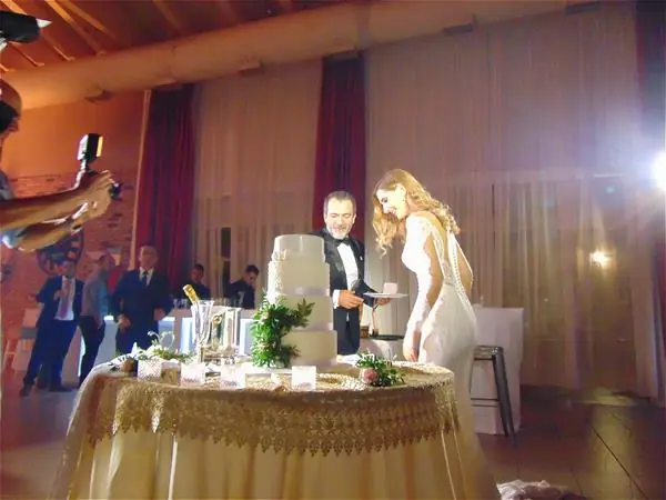 The wedding cake in the hall
