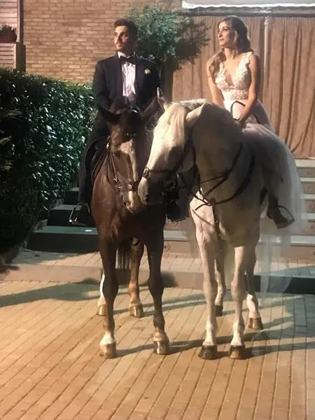 The couple with a horse at the estate